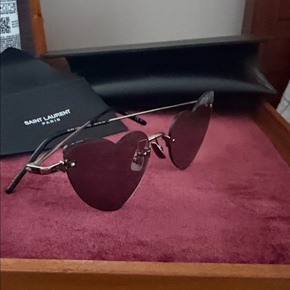 Heart-Shaped Silver Sunglasses Yves Saint Laurent - YSL SL 254 LOULOU Sunglasses main image 10